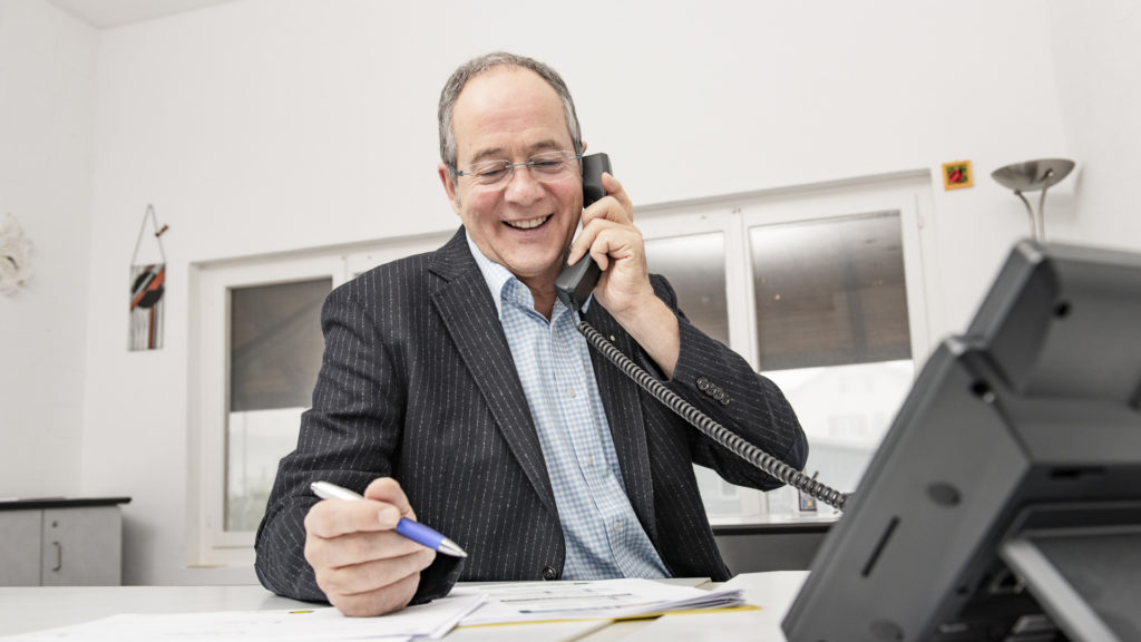 Familienunternehmen beraten Rolf Dueggelin am Telefon